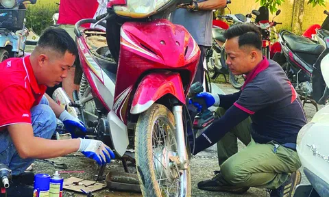 Không quản đường xa, hơn 100 thợ sửa xe tới "cứu" hàng nghìn xe máy bị hư hỏng sau lũ tại Thái Nguyên