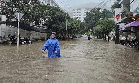 Mưa như trút nước khiến đường phố ở Nha Trang, Huế "hóa sông", giao thông tê liệt