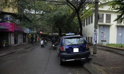 Đỗ xe kiểu "gác bánh" lên vỉa hè: Thói quen phổ biến của tài xế Việt nhưng tiềm ẩn nhiều rủi ro