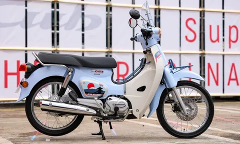 Cận cảnh Honda Super Cub Fujisan Limited Edition - Phiên bản giới hạn chỉ 500 chiếc, đi kèm bộ tem độc quyền