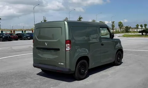 Khoang chở hàng VinFast EC Van lần đầu lộ diện: Tải trọng 600 kg, dung tích lên tới 2.600 lít