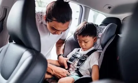 Từ năm 2026, tài xế chở trẻ dưới 10 tuổi ngồi ghế trước có thể bị phạt tới 1 triệu đồng