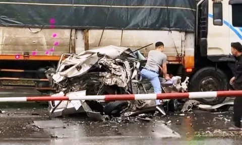 Ô tô con bẹp rúm sau va chạm liên hoàn, tài xế thoát chết thần kỳ khiến ai cũng ngỡ ngàng