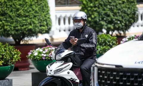 Dùng điện thoại trong lúc dừng đèn đỏ có bị phạt? Cục CSGT lên tiếng làm rõ