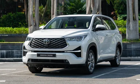 Toyota Innova Cross giành lại ngôi đầu từ Corolla Cross, dễ là mẫu xe hybrid bán chạy nhất 2025