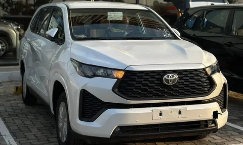 Cận cảnh Toyota Innova Cross bản tiêu chuẩn tại đại lý: Giá đồn đoán dưới 755 triệu đồng, ngày mở bán vẫn là ẩn số