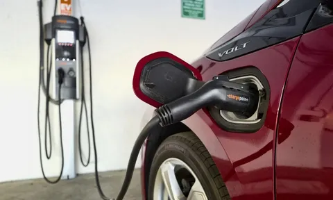 Có nên sạc xe điện qua đêm để đảm bảo pin luôn đầy mỗi sáng?