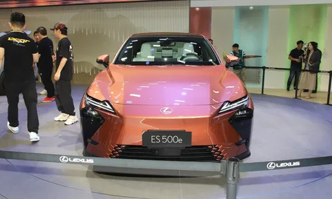 Lexus ES thế hệ mới 'rục rịch' ra mắt Việt Nam: Có 2 bản hybrid và 1 bản thuần điện, dự kiến bàn giao vào tháng 8/2026