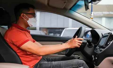 Mẹo nhỏ giúp người mới lái xe số tự động tránh đạp nhầm chân ga, chân phanh