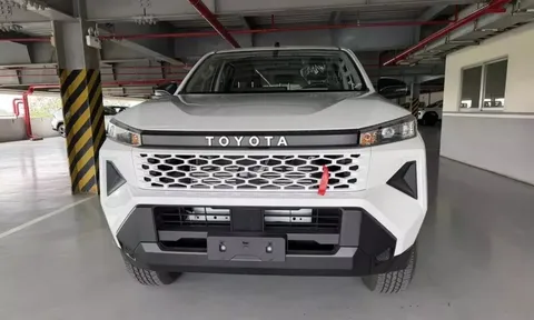 Chi tiết Toyota Hilux 2026 bản số sàn vừa ra mắt Việt Nam: Giá dễ tiếp cận, trang bị tối giản