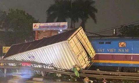 Vụ tàu hỏa tông xe tải ở Hà Nội: Cục CSGT đưa ra cảnh báo về hành vi coi thường tín hiệu đường sắt