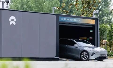 Đổi pin nhanh hơn cả đổ xăng? Một hãng xe điện Trung Quốc này đang thực hiện điều đó