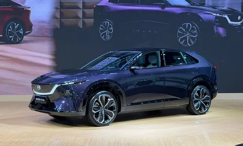 Cận cảnh Mazda CX-6e được trưng bày tại Thái Lan: SUV điện với tầm vận hành 484 km/sạc, thiết kế bóng bẩy