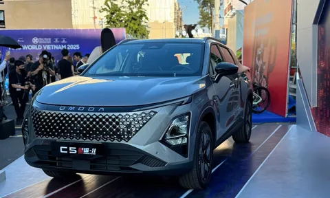 Omoda C5 SHS-H chốt giá từ 669 triệu đồng tại Việt Nam: 'Ăn xăng' 4,9 lít/100 km, tầm vận hành hơn 1.000 km