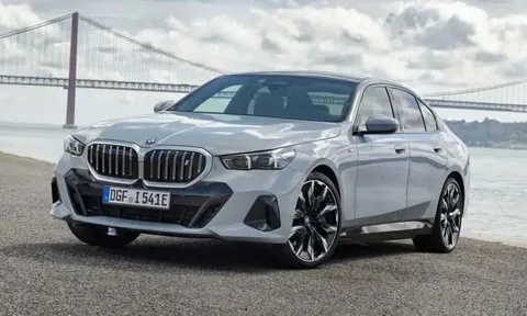 Ô tô điện có thể nặng hơn xe xăng đến cả nửa tấn? Nguyên nhân do đâu?