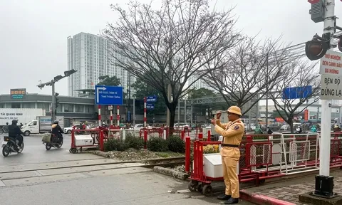 Những lỗi người lái ô tô, xe máy thường mắc khi đi qua đường sắt