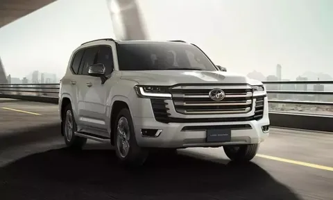 Toyota Land Cruiser LC300 Hybrid chưa bán chính hãng đã bị 'đội giá' tại Việt Nam