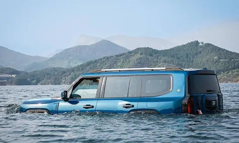 SUV Trung Quốc có thể di chuyển trên mặt nước như thuyền, sức mạnh gần 900 mã lực