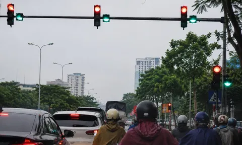 Đèn xanh chưa hết đếm ngược đã chuyển đỏ, tài xế cần làm gì để tránh bị phạt oan?