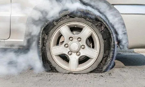 Cảnh báo nguy cơ nổ lốp ô tô mùa nắng nóng, đặc biệt khi chạy cao tốc