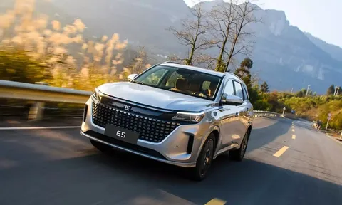 Thương hiệu ô tô Trung Quốc DFSK chuẩn bị trở lại Việt Nam với SUV 7 chỗ E5 Hybrid