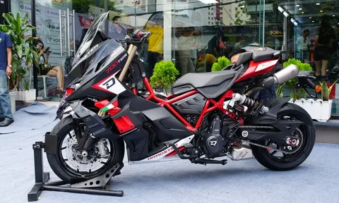 Mô tô lập dị Italjet Dragster 700 có giá 428 triệu đồng tại Việt Nam