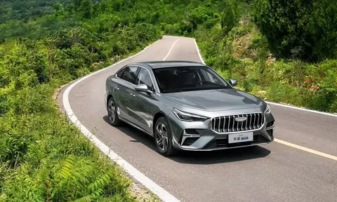 Geely Emgrand i-HEV 'ăn xăng' chỉ 2,2 lít/100 km trình làng, giá quy đổi chưa đến 400 triệu đồng