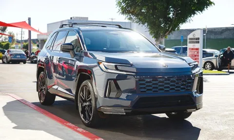 Toyota RAV4 thế hệ mới quá 'hot': Khách xếp hàng dài, xe chưa về đại lý đã hết suất
