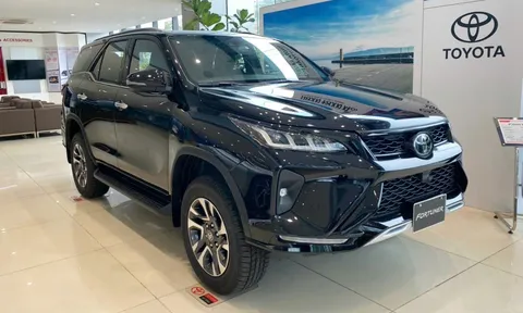 Camry không còn bản xăng, Fortuner khai tử máy dầu: Toyota đang thu gọn danh mục xe tại Việt Nam