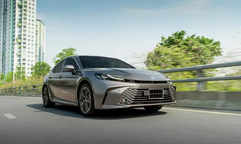 Toyota Camry Hybrid đổi tên phiên bản, giá khởi điểm giảm chỉ còn từ 1,32 tỷ đồng