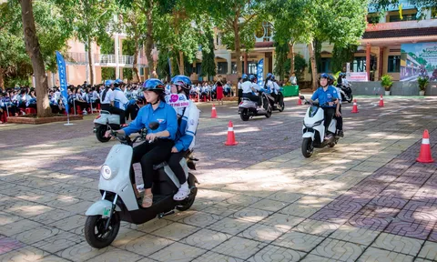 Phạt tiền người dưới 18 tuổi đi mô tô, hiểu thế nào cho đúng?
