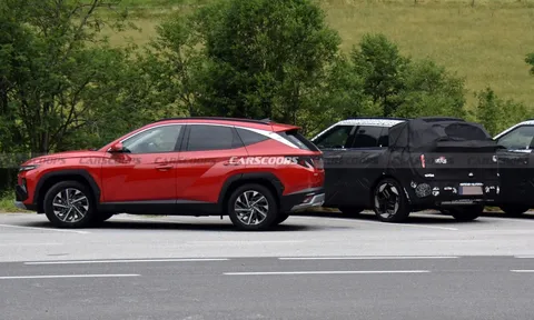 Hyundai Tucson thế hệ mới bị bắt gặp khi đỗ cạnh bản hiện hành, thiết kế vuông vức hơn
