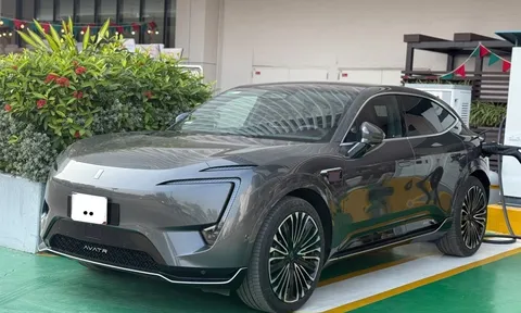 Xe điện Avatr 11 xuất hiện trên đường phố Hà Nội: Nội thất 'ngập' màn hình, chạy tối đa 730 km/sạc