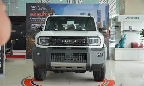 Cận cảnh Toyota Land Cruiser FJ tại đại lý: 'Tiểu' Prado giá 1,198 tỷ đồng, trang bị an toàn phong phú 