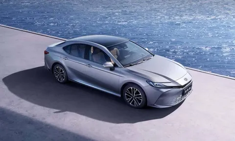 Toyota Camry mới nâng cấp màn hình lên 15,6 inch, bổ sung nhiều tiện nghi cao cấp