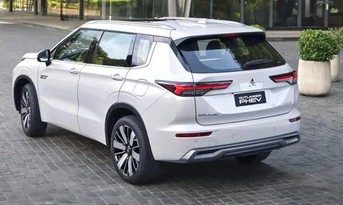 Mitsubishi Outlander PHEV tái xuất Philippines: Chạy thuần điện 100 km, giá quy đổi khoảng 1,2 tỷ đồng