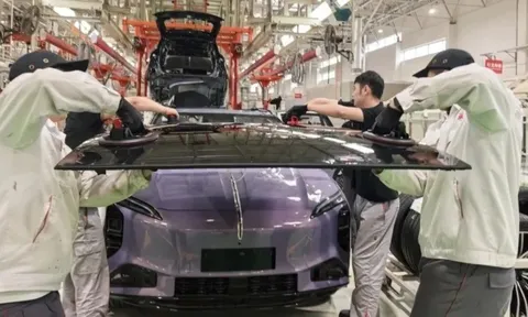 Hongqi EHS7 được lắp thử nghiệm cửa sổ trời quang điện, có thể tạo 400 kWh điện/năm