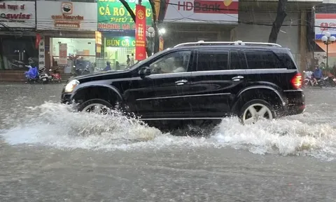 Lái ô tô qua đường ngập: 4 lỗi dễ khiến xe hư hỏng nặng