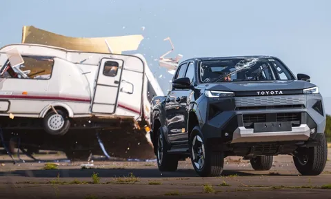Toyota Hilux điện 'hứng' một chiếc caravan từ độ cao 9 mét, vẫn hoạt động sau cú va đập