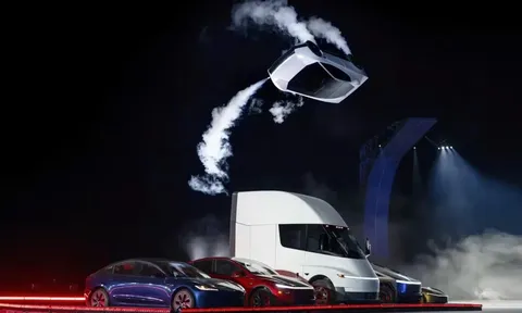 Tesla Roadster phá vỡ giới hạn của ô tô truyền thống: Chạy lộn ngược, xoay một vòng trên không rồi tiếp đất an toàn