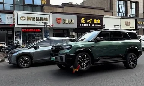 SUV Trung Quốc khiến người đi đường bất ngờ với màn chạy bằng 3 bánh