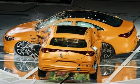 Mercedes-Benz 'chơi lớn' khi cho xe xăng đâm ngang xe điện: Kết quả khiến nhiều người chú ý