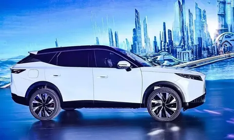 Omoda C7 HEV ra mắt với bộ pin 5 kWh, hứa hẹn chạy điện được xa hơn