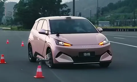 Ô tô điện giá rẻ của BYD vẫn giữ ổn định khi bị nổ lốp ở tốc độ 140 km/h