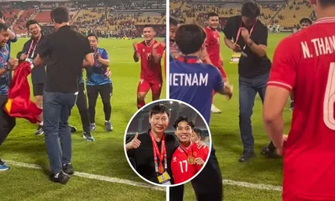 ĐT Việt Nam 'vượt ngàn chông gai' ở AFF Cup, HLV Kim Sang Sik 'khiến nó ngầu' với màn ăn mừng cực 'nét'