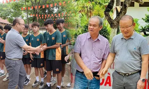 HLV Park Hang-seo trở lại HAGL, 'công thần' ĐT Việt Nam tặng bầu Đức món quà đặc biệt