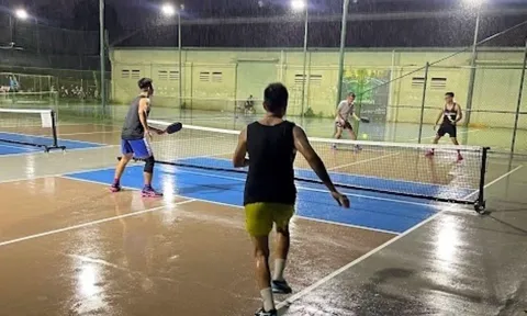 Không ngại thời tiết, nhiều người ra sân chơi pickleball giữa trời mưa bão