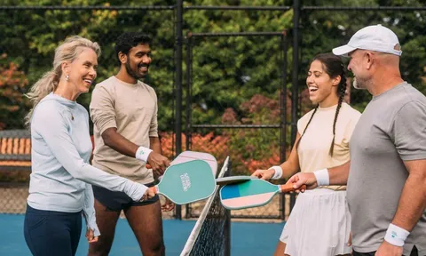 Tranh cãi pickleball biến thành 'vợ ball', đấng mày râu khổ sở trước lệnh 'cấm sân'