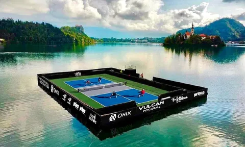 Siêu sao NBA khiến cộng đồng pickleball choáng ngợp với sân bóng nổi trên mặt hồ