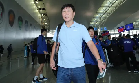 HLV Kim Sang-sik trở về Hàn Quốc, thuyền trưởng ĐT Việt Nam tặng vợ món quà 'đặc biệt'